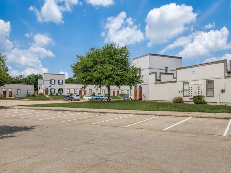 12411 Wood Forest Dr, Houston, TX for sale - Building Photo - Image 1 of 1