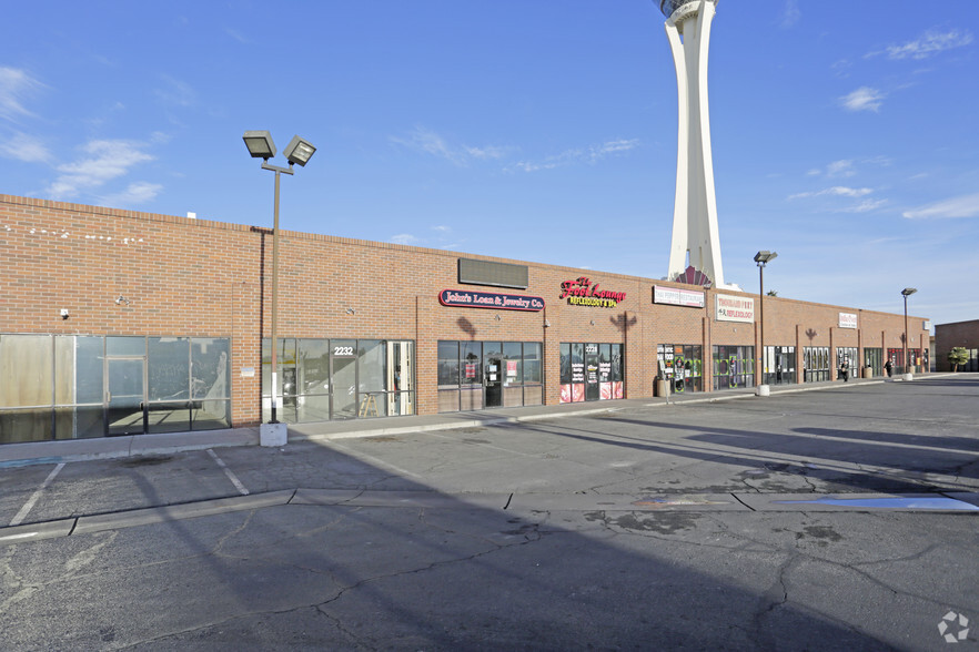 2200-2234 Paradise Rd, Las Vegas, NV for lease - Building Photo - Image 2 of 6