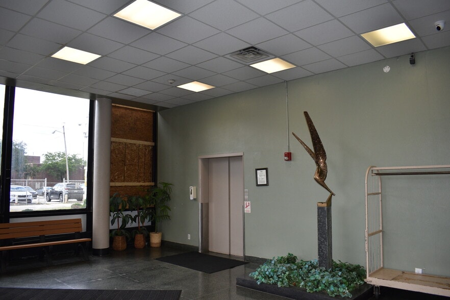 2239 E 55th St, Cleveland, OH for sale - Lobby - Image 2 of 12