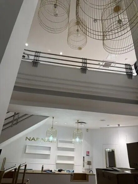 Retail in Paris for lease - Building Photo - Image 2 of 16