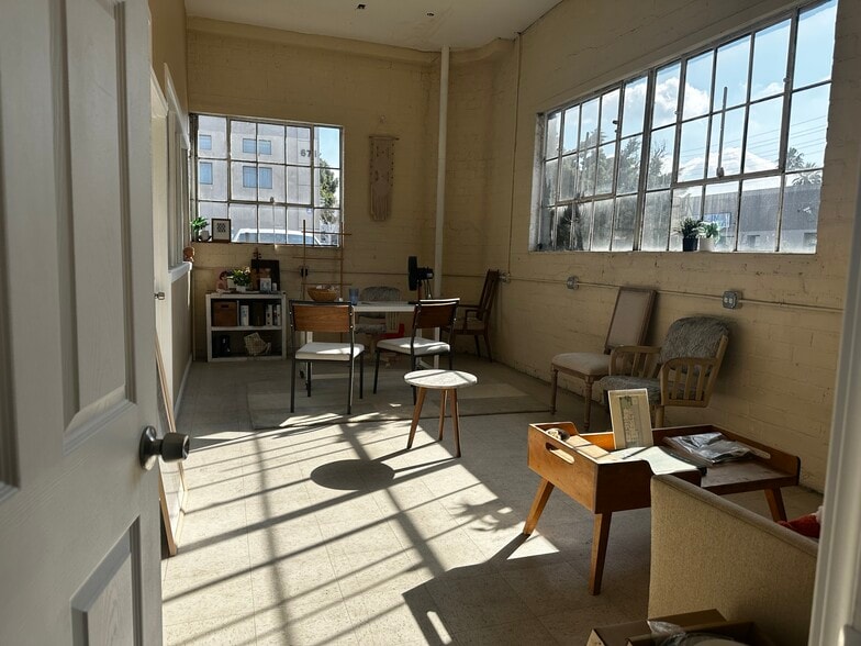 701 W Broadway, Glendale, CA for lease - Building Photo - Image 3 of 8