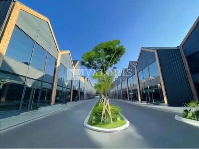 Retail in Vénissieux for lease - Building Photo - Image 2 of 11