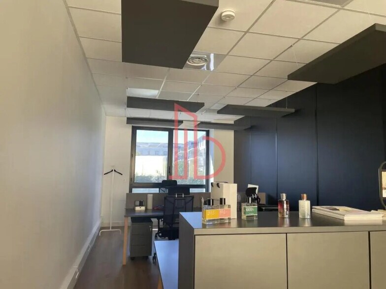 Office in Bordeaux for lease - Interior Photo - Image 2 of 9