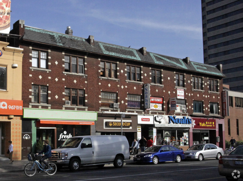 320-326 Bloor St W, Toronto, ON for lease - Building Photo - Image 2 of 8