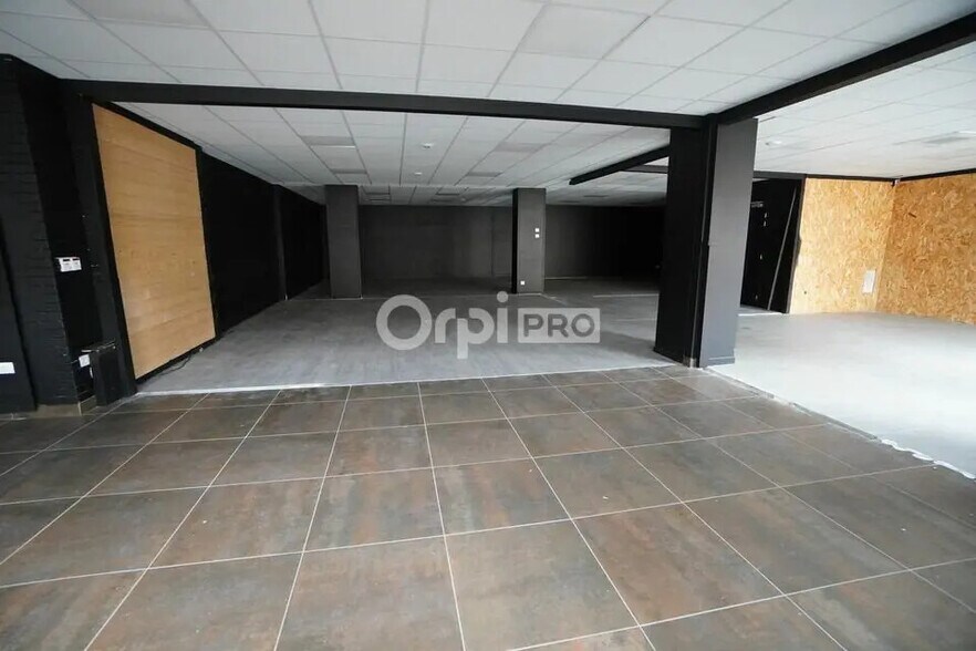 Retail in Dijon for lease - Building Photo - Image 1 of 5