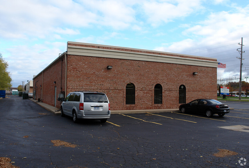 30655-30657 Hoover Rd, Warren, MI for lease - Building Photo - Image 3 of 4