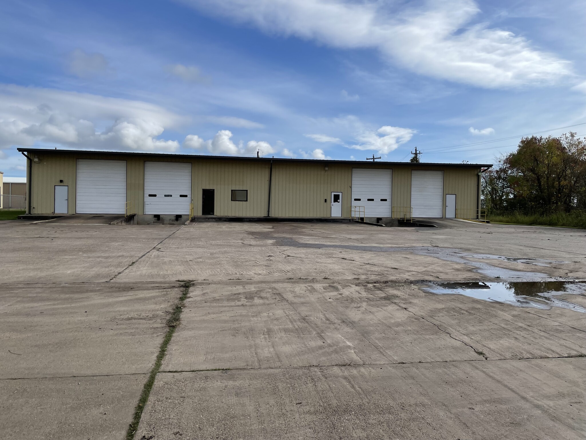 903 Industrial St, Clute, TX for lease Building Photo- Image 1 of 4