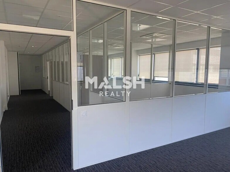 Office in Meyzieu for lease - Interior Photo - Image 3 of 6