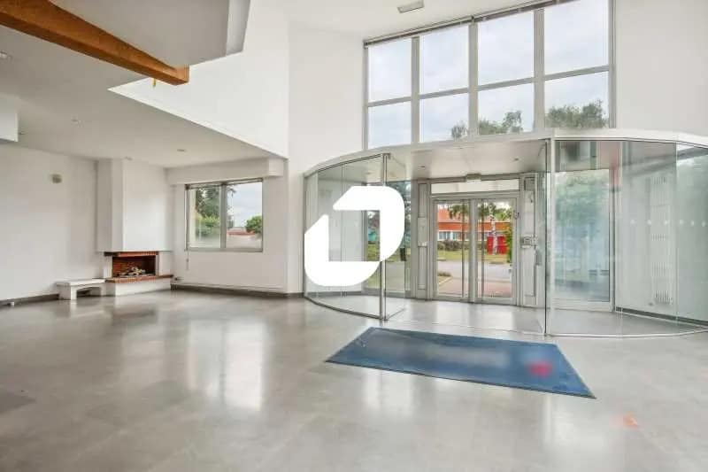 Office in La Courneuve for lease Building Photo- Image 1 of 28