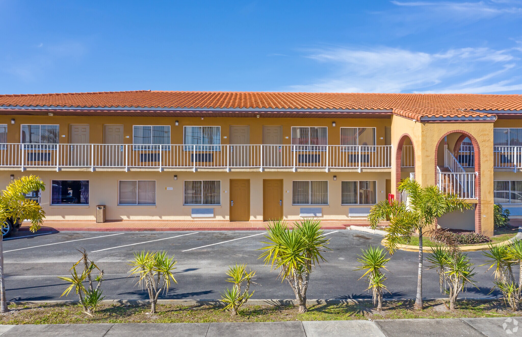 11639 E Colonial Dr, Orlando, FL 32817 Days Inn & Suites by Wyndham Orlando East UCF