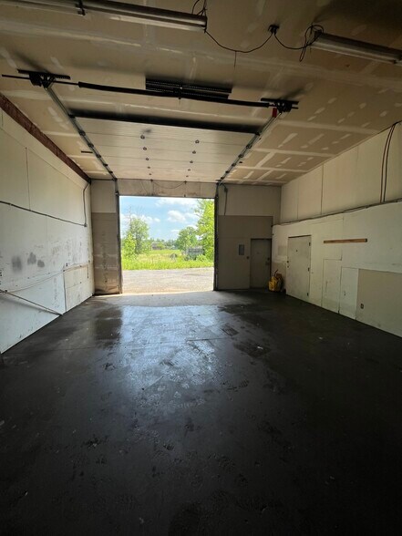 988 County Route 57, Schroeppel, NY for lease - Interior Photo - Image 3 of 9