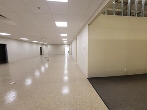 5800 Boul Cavendish, Cote-St-Luc, QC for lease Interior Photo- Image 1 of 5