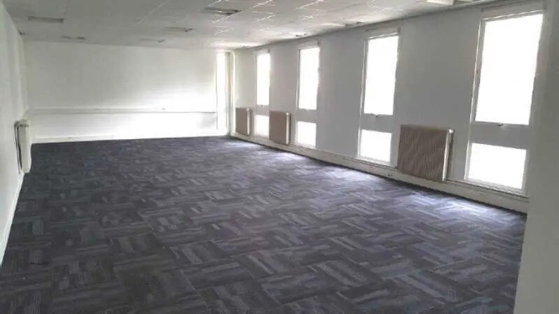 Office in Rungis for lease - Building Photo - Image 3 of 8