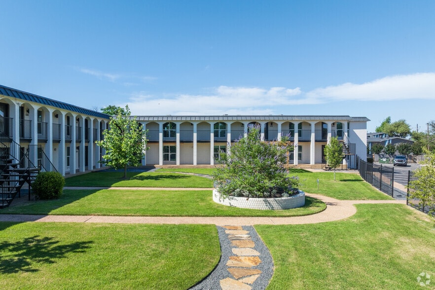 Adelynn & Vivien at Mueller portfolio of 2 properties for sale on LoopNet.com - Building Photo - Image 3 of 16