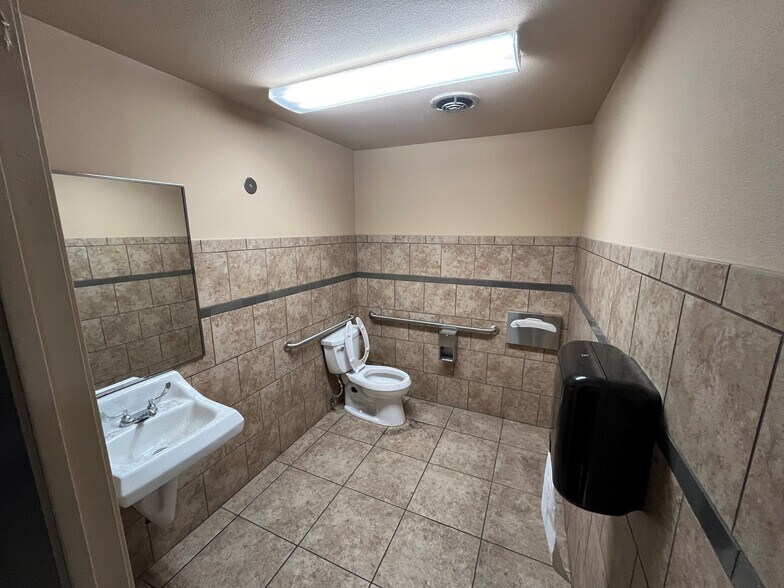 7946 Alabama Ave, Canoga Park, CA for lease - Building Photo - Image 3 of 7