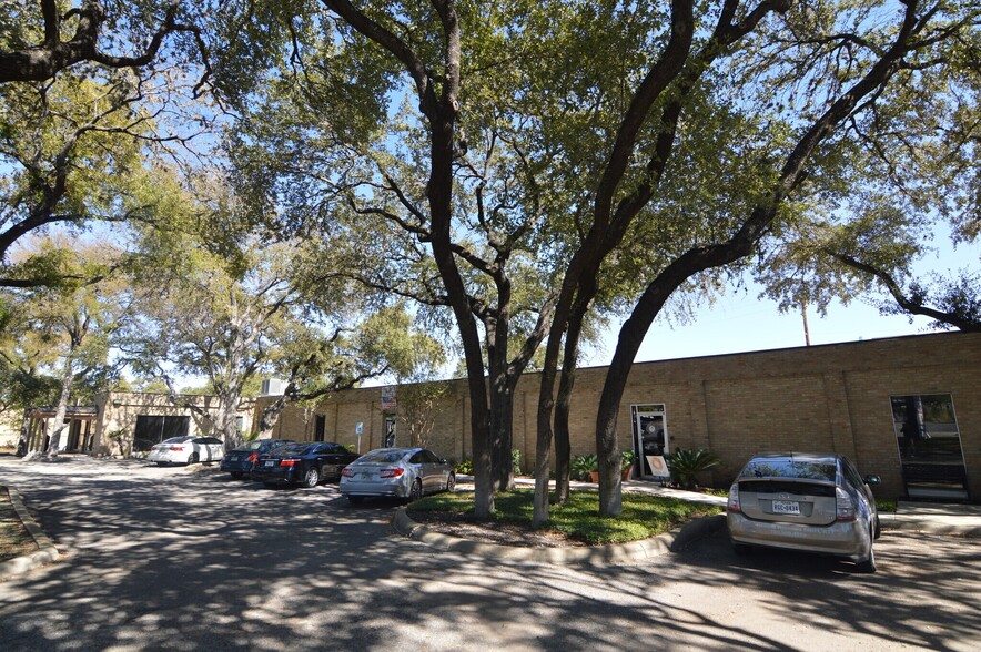 219-223 W Rhapsody Dr, San Antonio, TX for sale - Building Photo - Image 3 of 8