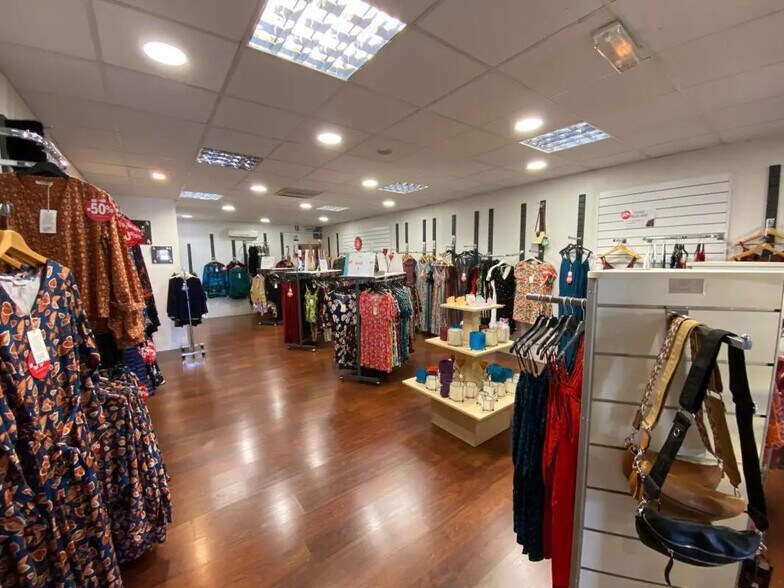 5 Route De Pau, Ibos for lease - Interior Photo - Image 2 of 6