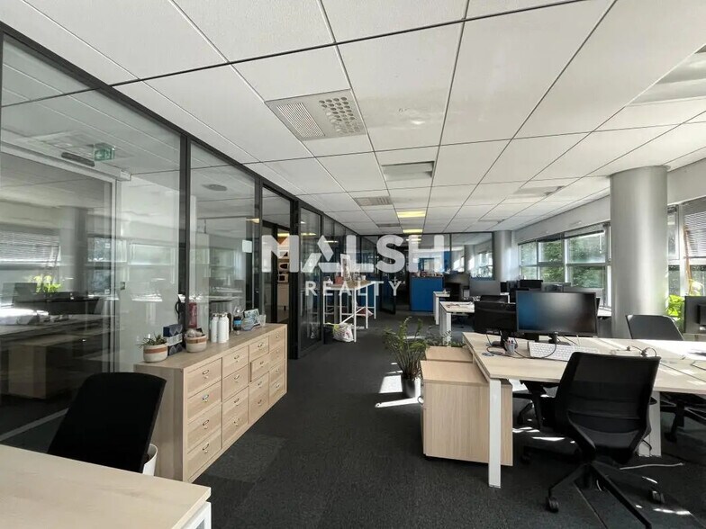 Office in Lyon for lease - Building Photo - Image 3 of 23