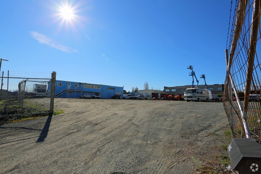 3270 Tennyson Ave, Saanich, BC for lease - Building Photo - Image 2 of 2