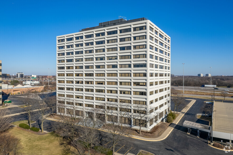 1051 Perimeter Dr, Schaumburg, IL for lease - Building Photo - Image 1 of 11