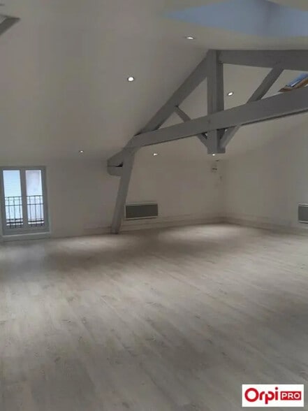 Retail in Valence for lease - Interior Photo - Image 3 of 4