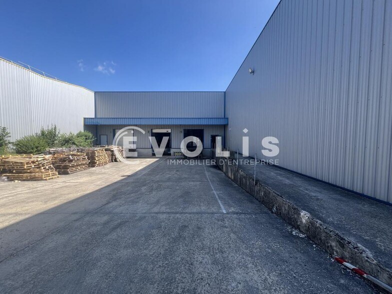 Industrial in Santeny for lease - Building Photo - Image 2 of 11