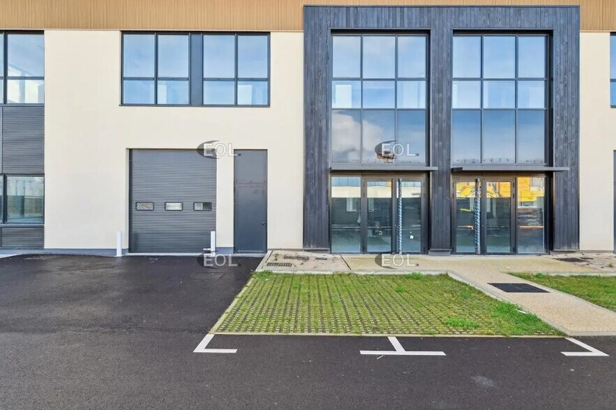 Flex in Nanterre for lease - Building Photo - Image 2 of 11