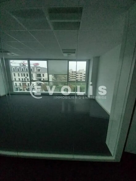 Office in Clamart for lease - Building Photo - Image 3 of 8