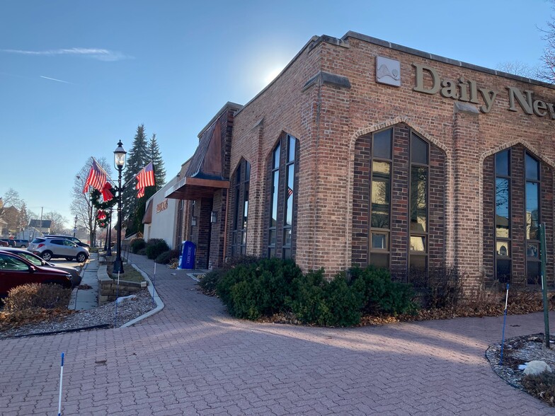 100 S 6th Ave, West Bend, WI for lease - Building Photo - Image 1 of 9