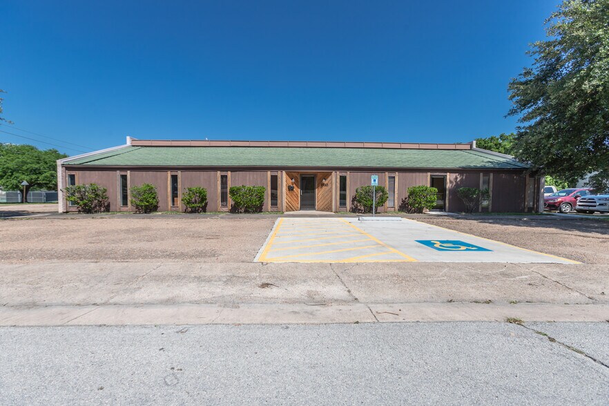 1910 Greenfield Plz, Bryan, TX for sale - Primary Photo - Image 1 of 1