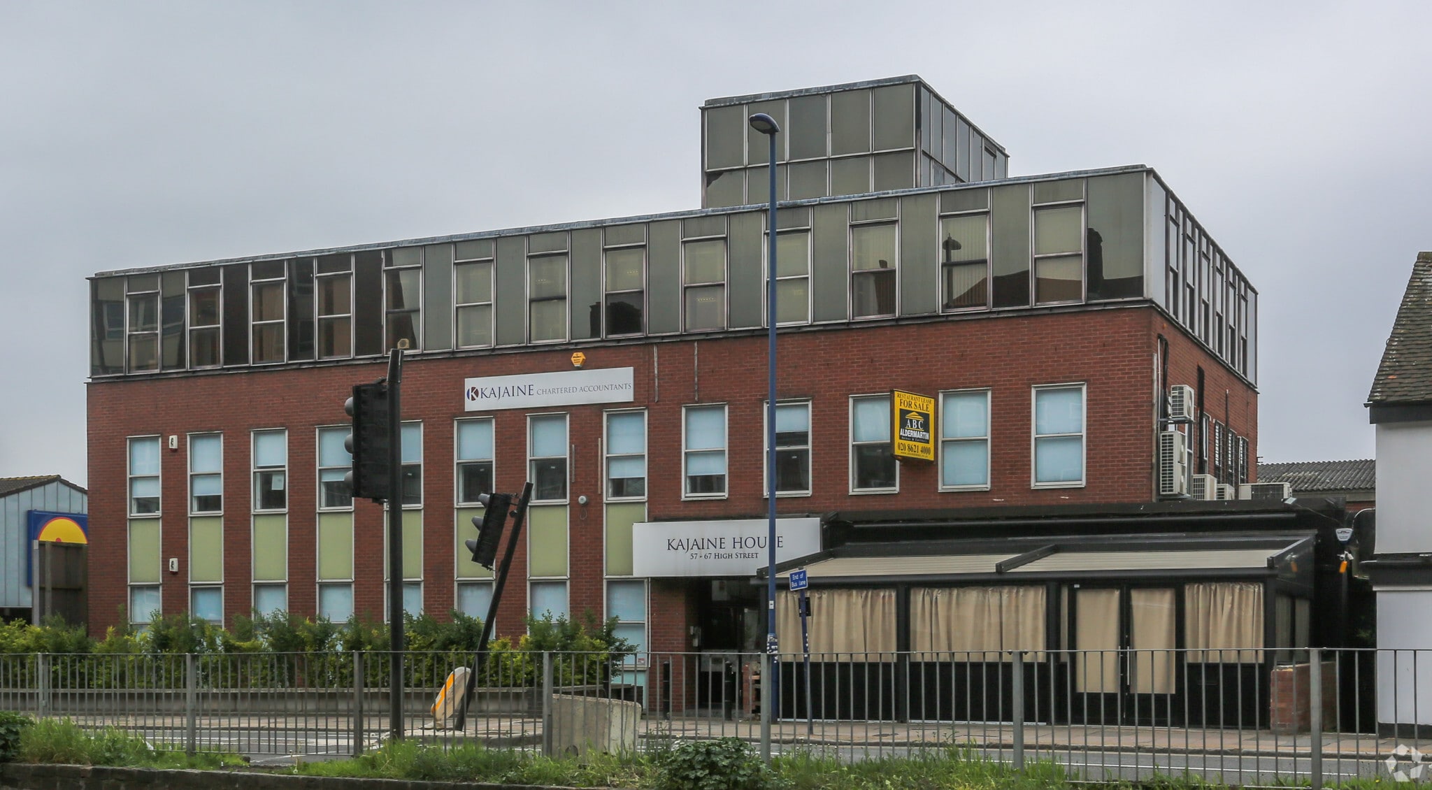 59 Classy Junction High St, Edgware for sale Primary Photo- Image 1 of 1