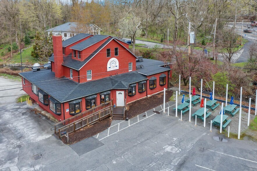 2016 Albany Post Rd, Croton On Hudson, NY for sale - Building Photo - Image 1 of 1