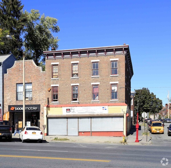 222-224 Broadway, Newburgh, NY for lease - Primary Photo - Image 1 of 11