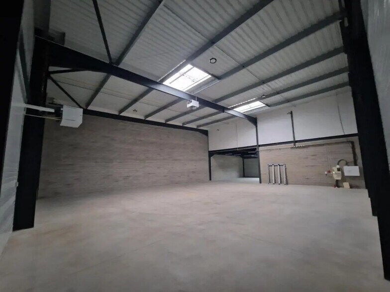 Industrial in Frépillon for lease - Building Photo - Image 3 of 11