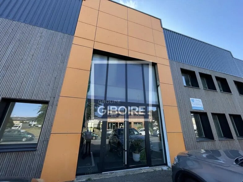 Industrial in Pacé for lease - Building Photo - Image 2 of 12