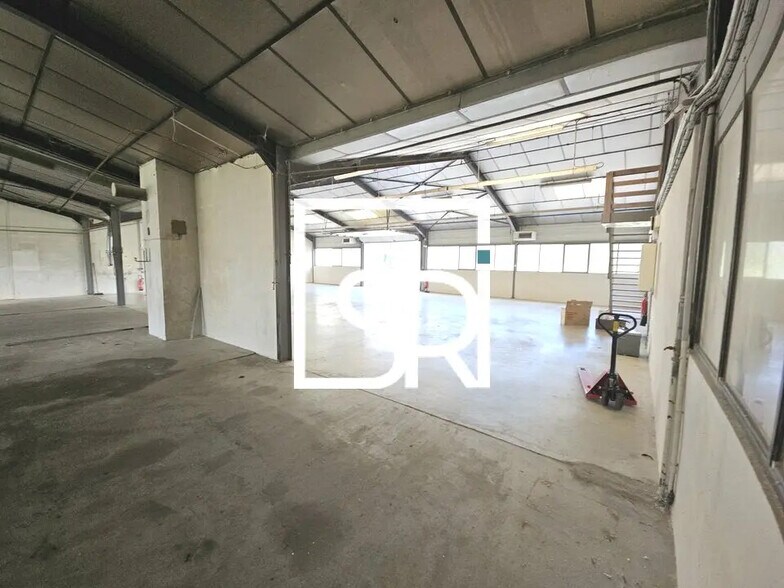 Industrial in Puy-Guillaume for lease - Building Photo - Image 2 of 12