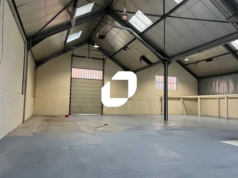 Flex in Aubervilliers for lease - Interior Photo - Image 2 of 9