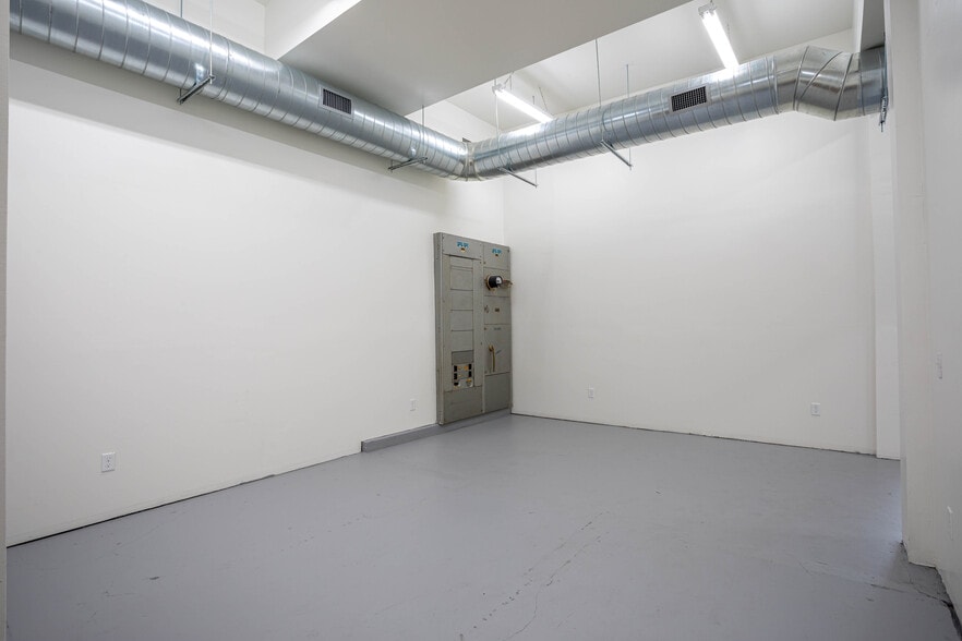 6025 Santa Monica Blvd, Los Angeles, CA for lease - Building Photo - Image 2 of 9