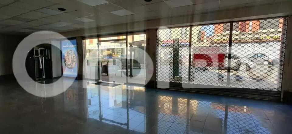 Retail in Savigny-sur-Orge for lease - Building Photo - Image 1 of 7