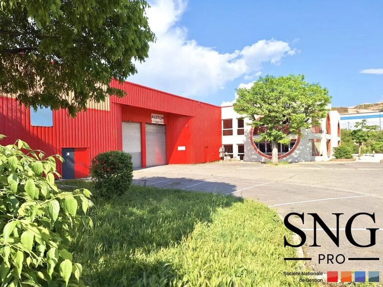 Industrial in Vitrolles for lease - Building Photo - Image 1 of 12