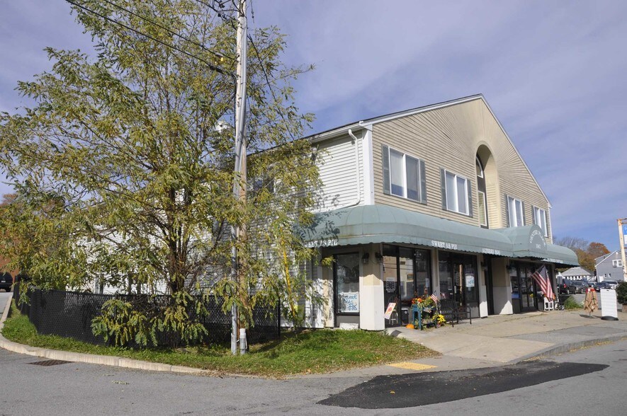 10451047 County St, Somerset, MA 02726