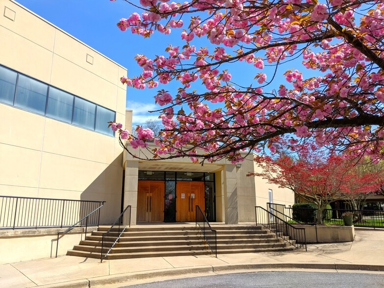 9915 Apple Ridge Rd, Gaithersburg, MD for sale - Building Photo - Image 2 of 62