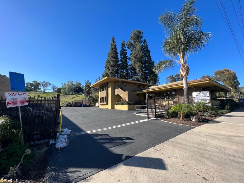 1297 W Main St, El Cajon, CA for lease - Building Photo - Image 1 of 5