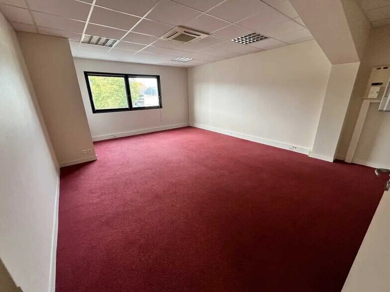 Office in Pacé for lease - Building Photo - Image 1 of 7