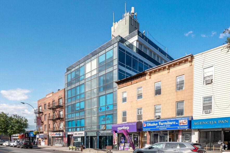 3272 Steinway St, Astoria, NY for lease - Building Photo - Image 3 of 8