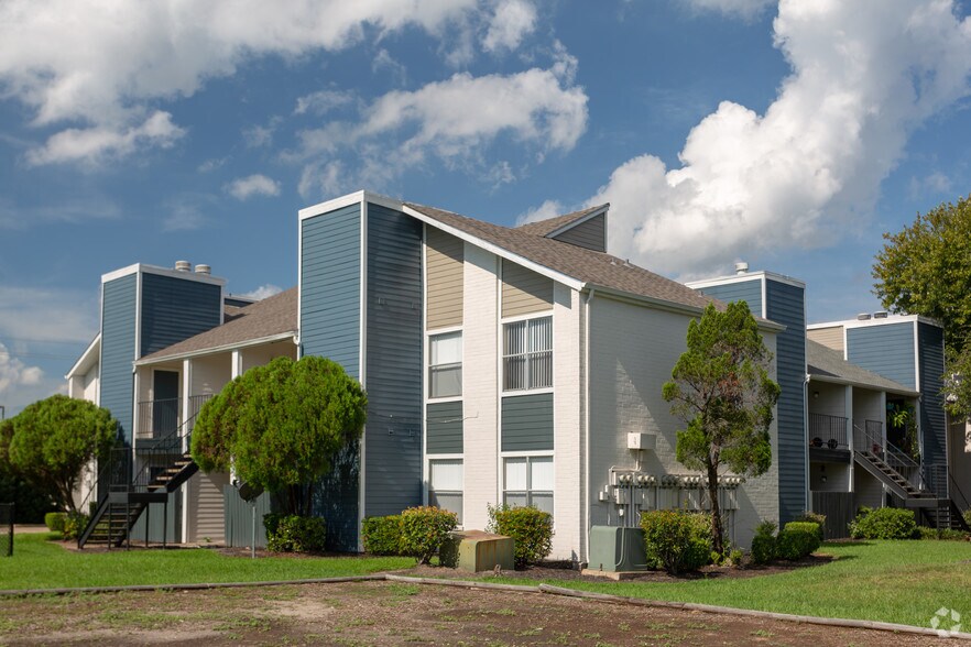 2902 Whispering Winds Dr, Pearland, TX for sale - Primary Photo - Image 1 of 1