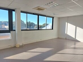 Avenue De L'Universite, La Valette-du-Var for lease Interior Photo- Image 2 of 7
