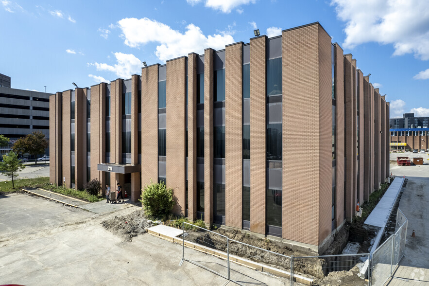 211 Consumers Rd, Toronto, ON for sale - Primary Photo - Image 1 of 1