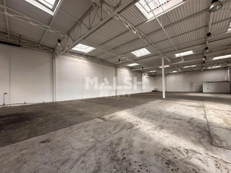 Flex in Saint-Priest for lease - Interior Photo - Image 3 of 5