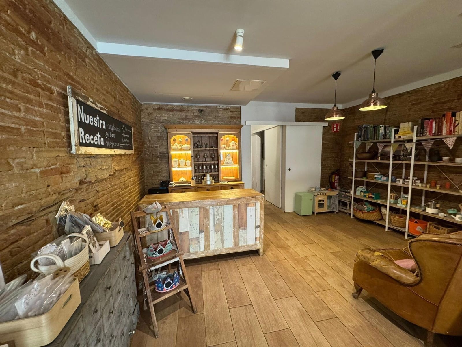 Retail in Barcelona, Barcelona for lease Interior Photo- Image 1 of 18